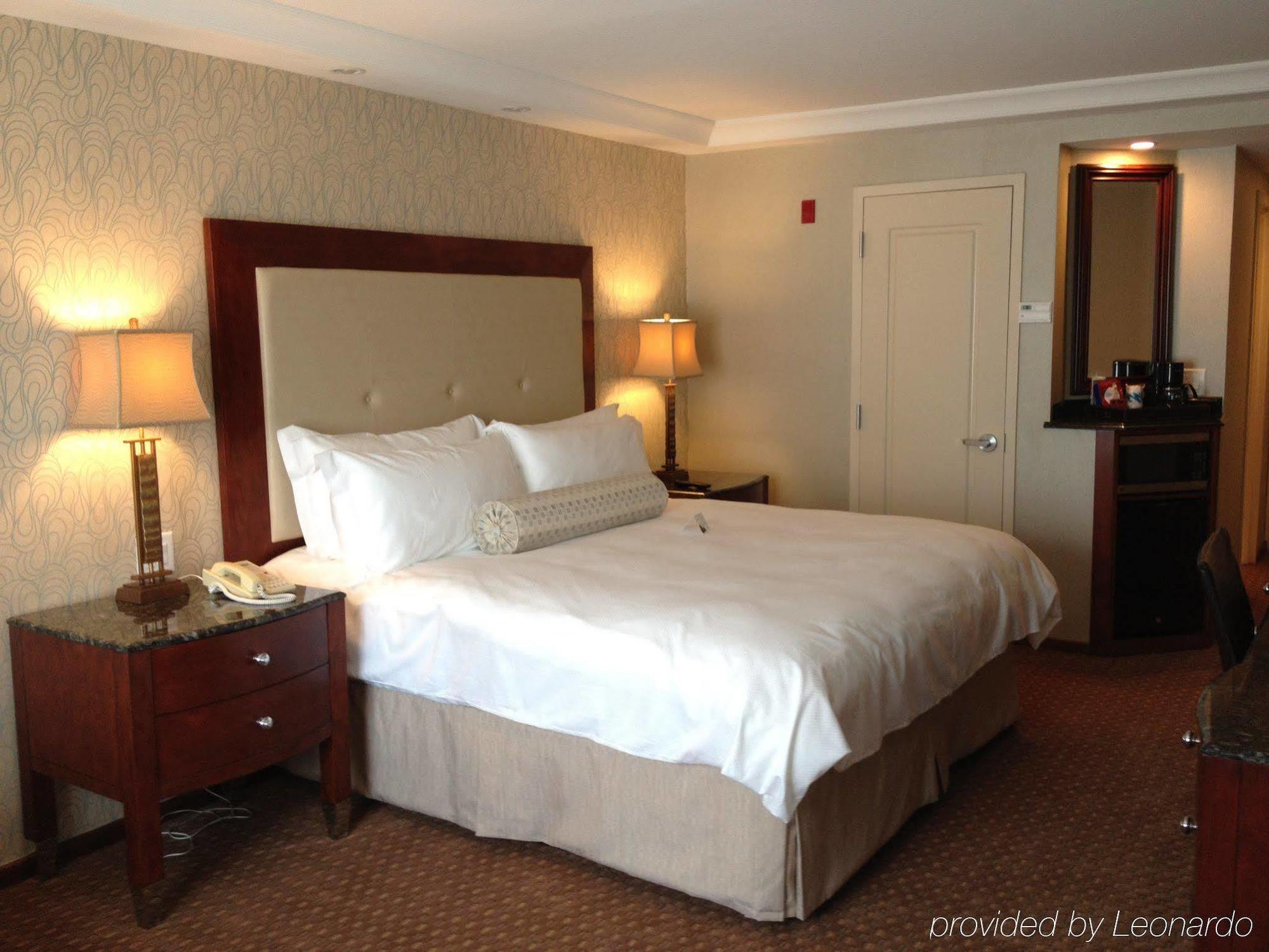 Town & Country Inn And Suites Charleston Room photo